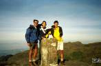Com o tempo aberto, junto com primos no topo da Pedra do Sino, no Parque Nacional da Serra dos Órgãos, no Rio de Janeiro (foto antiga, do ano 2000)